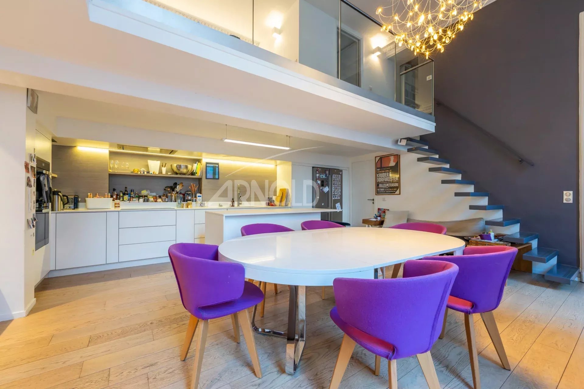Duplex moderne à Paris 9ème Intérieur d'un duplex de 127 m² avec cuisine ouverte et salle à manger, Paris 9ème.