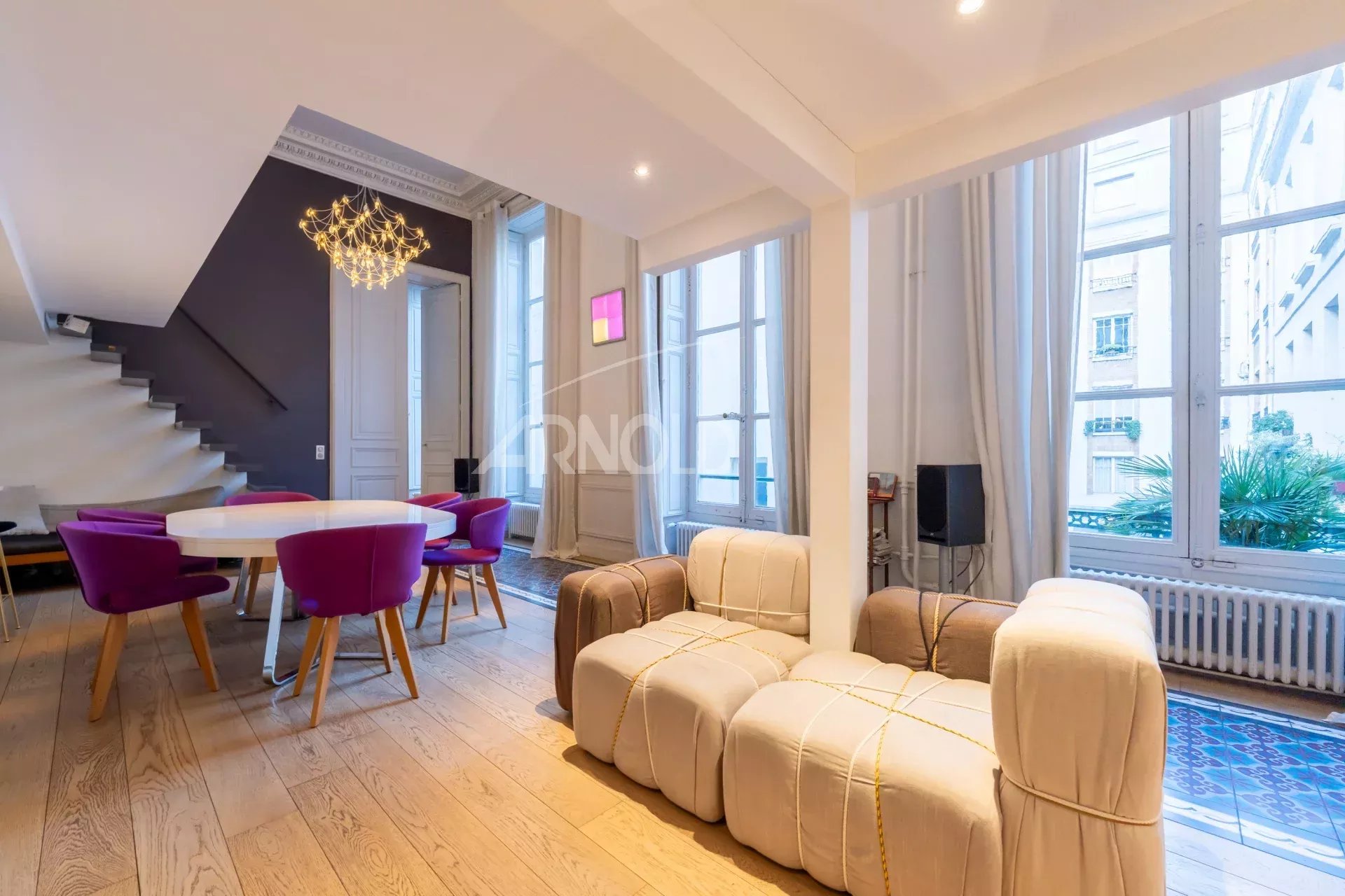 Duplex lumineux à Paris 9ème Intérieur d'un duplex lumineux avec salon et salle à manger, hôtel particulier à Paris 9ème.