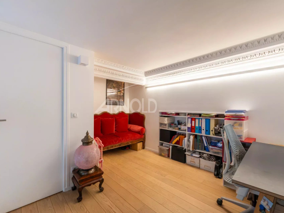 Intérieur d'un duplex à Paris 9, avec un coin salon et un bureau.