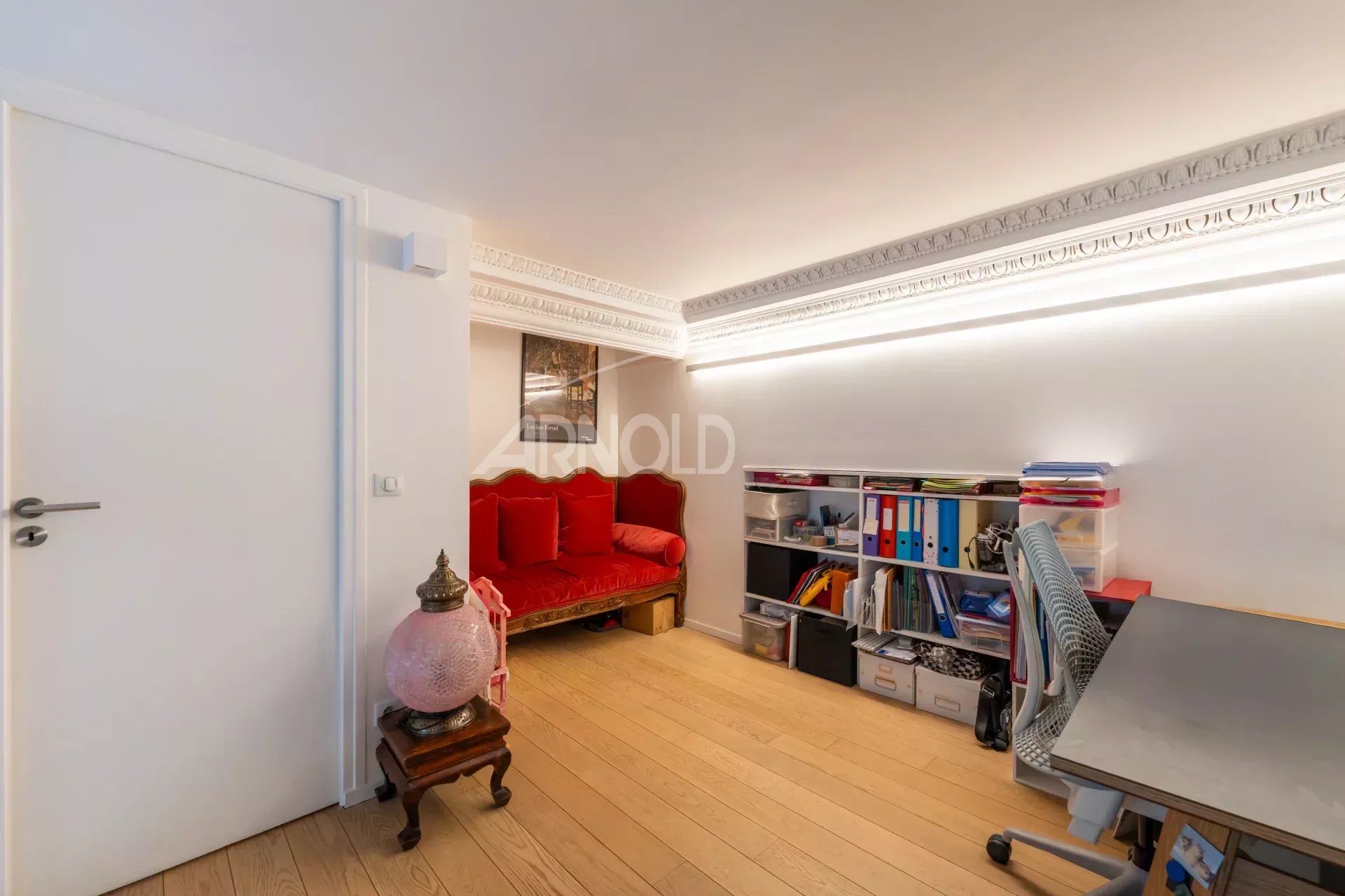 Duplex 127m² à Paris 9 Intérieur d'un duplex à Paris 9, avec un coin salon et un bureau.