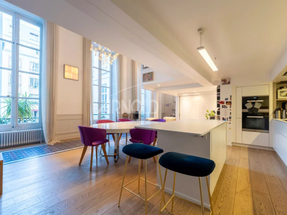 Intérieur d'un duplex de 127 m² avec cuisine ouverte et salle à manger, lumineux et spacieux.