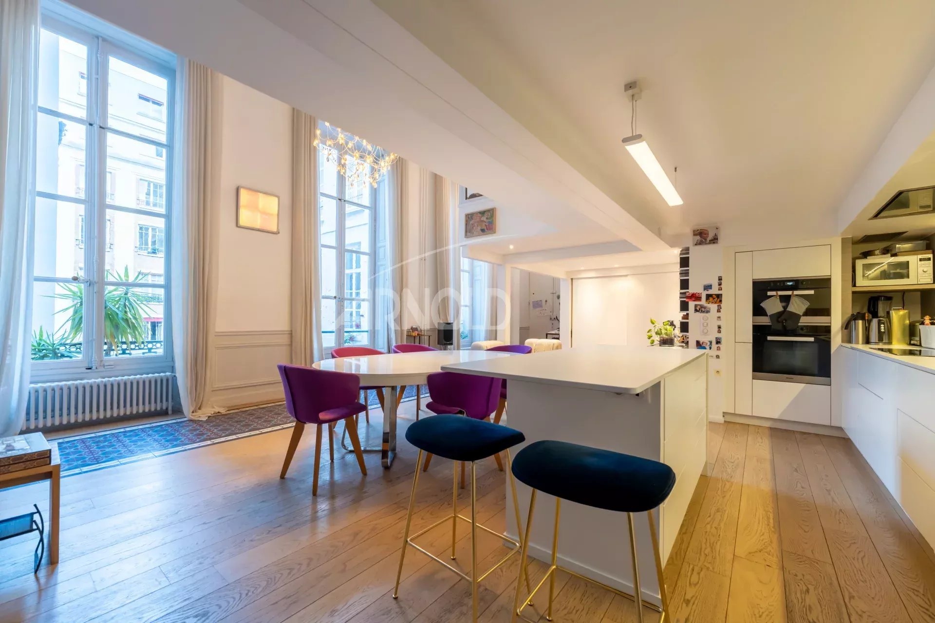 Duplex lumineux à Paris 9ème Intérieur d'un duplex de 127 m² avec cuisine ouverte et salle à manger, lumineux et spacieux.