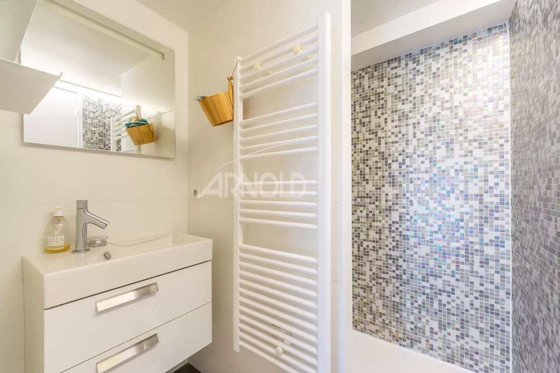 Salle de bain d’un duplex à Paris 9ème Salle de bain moderne avec douche et miroir, appartement en duplex à Paris 9ème.