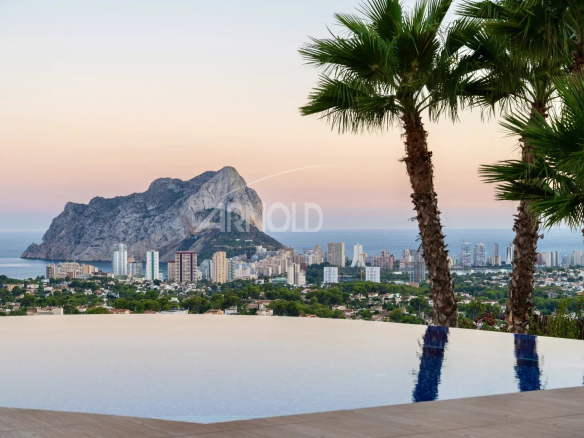 View of Villa Montabord in Calpe with infinity pool and the Penyal d'Ifac in the background.