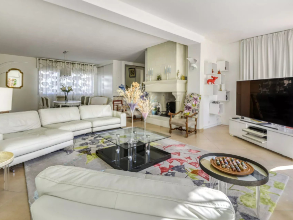 Intérieur d'une maison de standing à Nantes avec salon lumineux, cheminée et mobilier moderne.