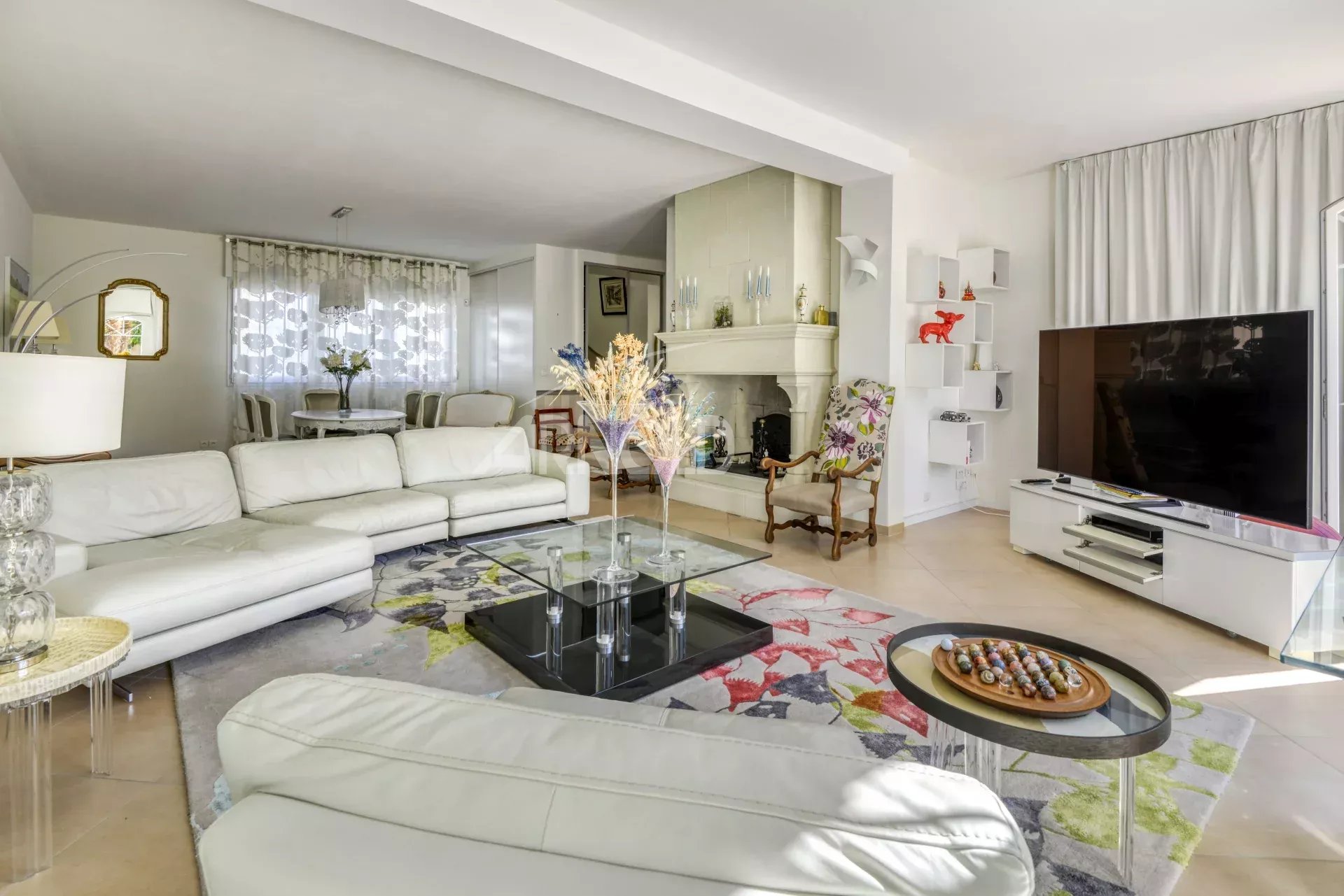 Intérieur d'une maison de standing à Nantes avec salon lumineux, cheminée et mobilier moderne.