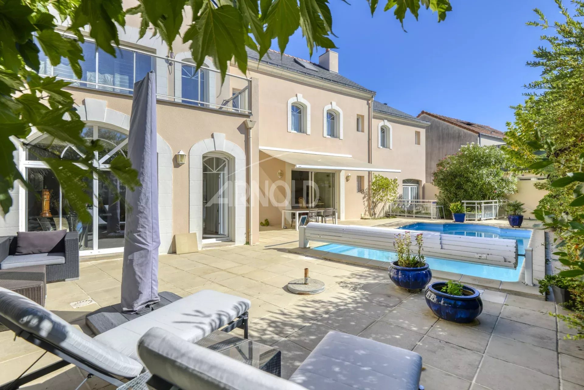 Maison de standing avec piscine dans une impasse privée à Nantes.