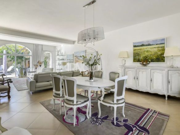 Intérieur d'une maison de standing avec salon, salle à manger et décoration élégante à Nantes.