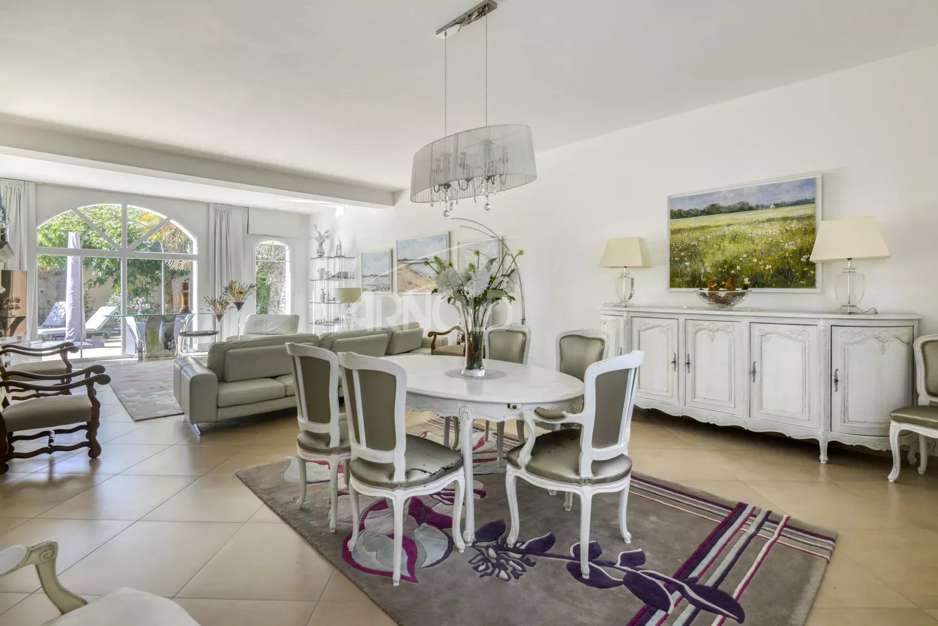 Intérieur d'une maison de standing avec salon, salle à manger et décoration élégante à Nantes.