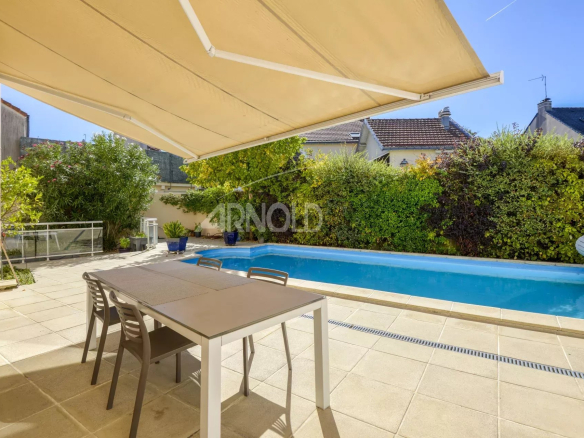 Terrasse avec table et piscine dans une maison de standing à Nantes