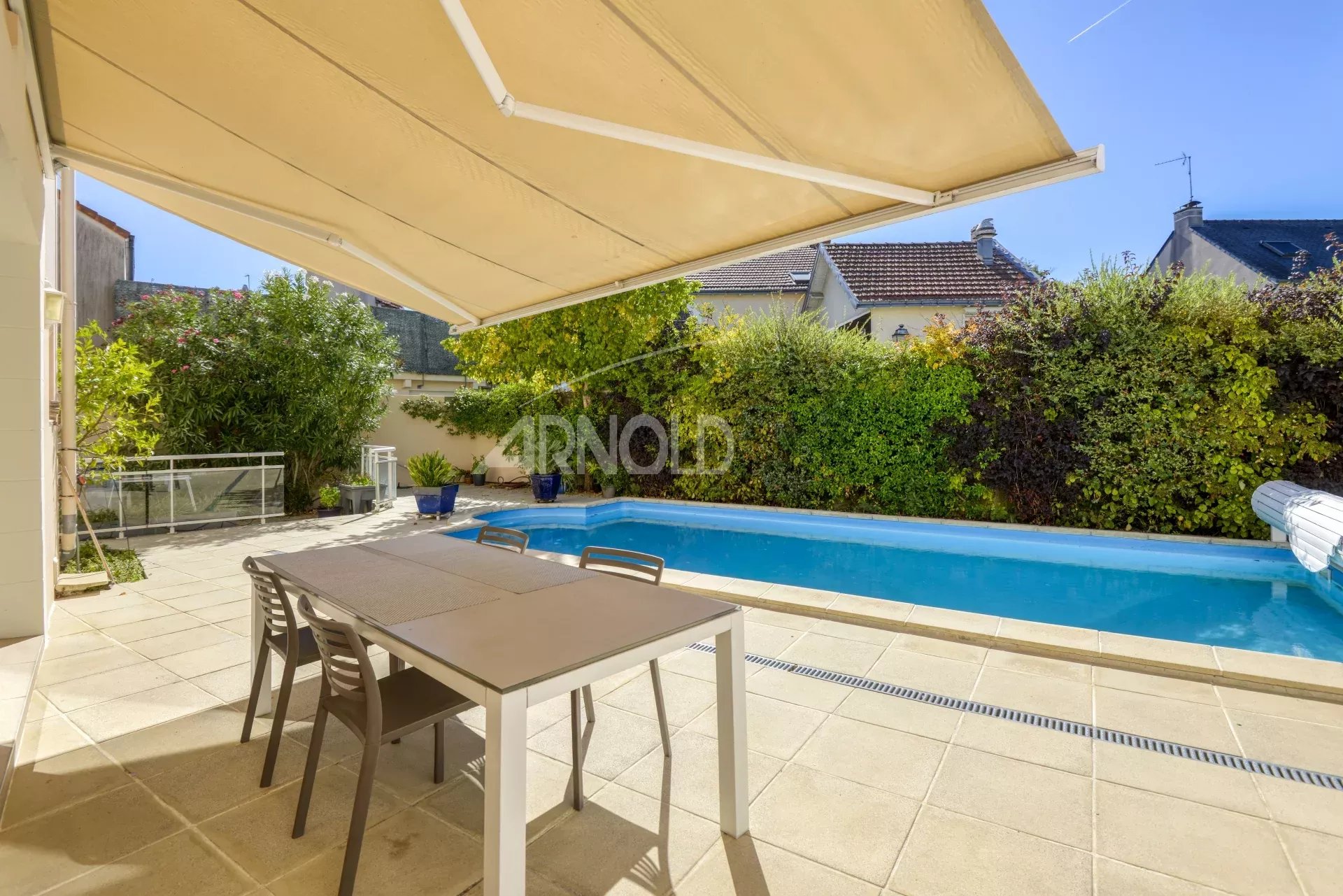 Terrasse avec table et piscine dans une maison de standing à Nantes