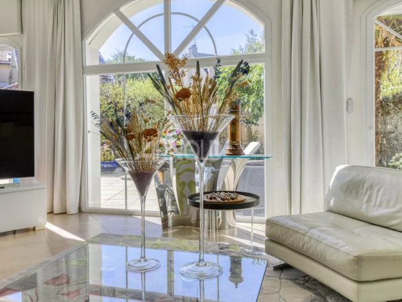 Intérieur d'une maison moderne avec salon lumineux, cheminée et décoration élégante.