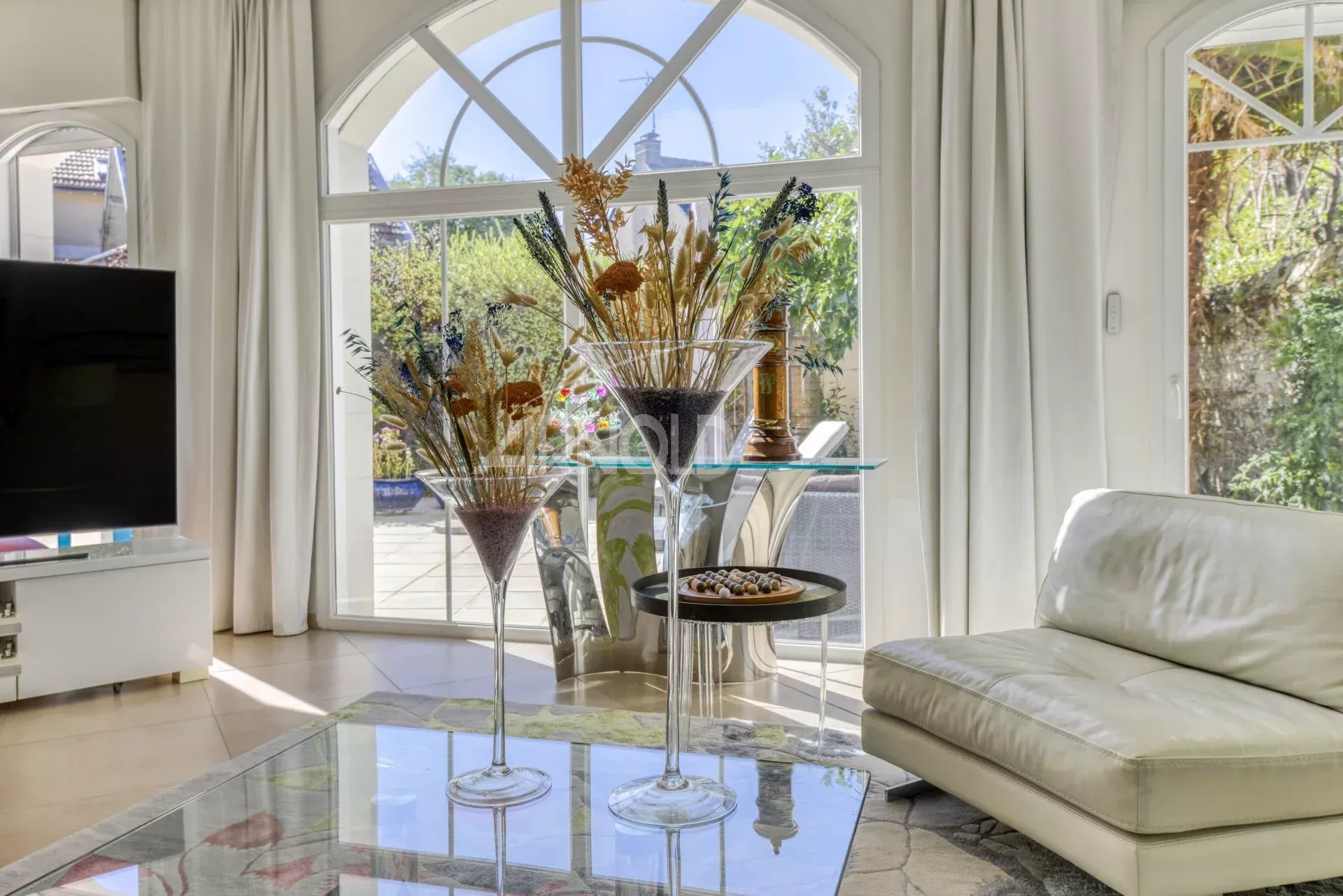 Intérieur d'une maison moderne avec salon lumineux, cheminée et décoration élégante.