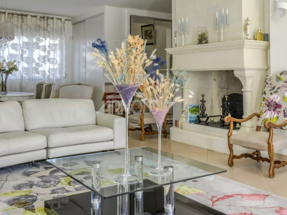 Intérieur d'une maison de standing avec salon lumineux, cheminée et décoration élégante.