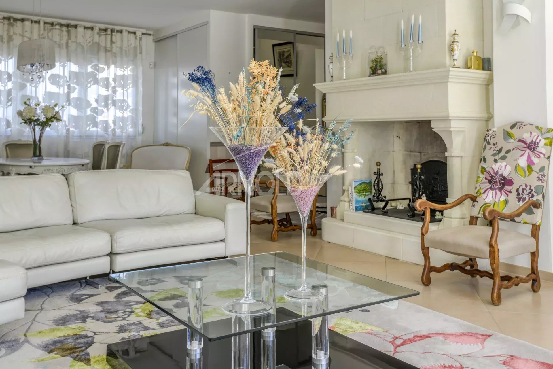 Intérieur d'une maison de standing avec salon lumineux, cheminée et décoration élégante.