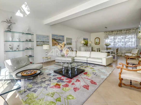 Intérieur d'une maison moderne avec salon lumineux, cheminée et salle à manger.