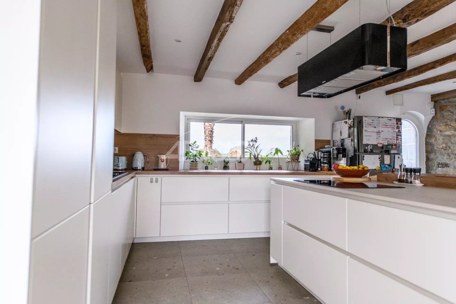 Contemporary kitchen with exposed beams Modern and bright kitchen with exposed beams and a view of the outside.