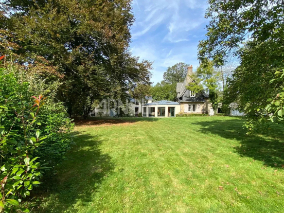 House of 250 m2 with flat garden and century-old trees in Cesson-Sévigné