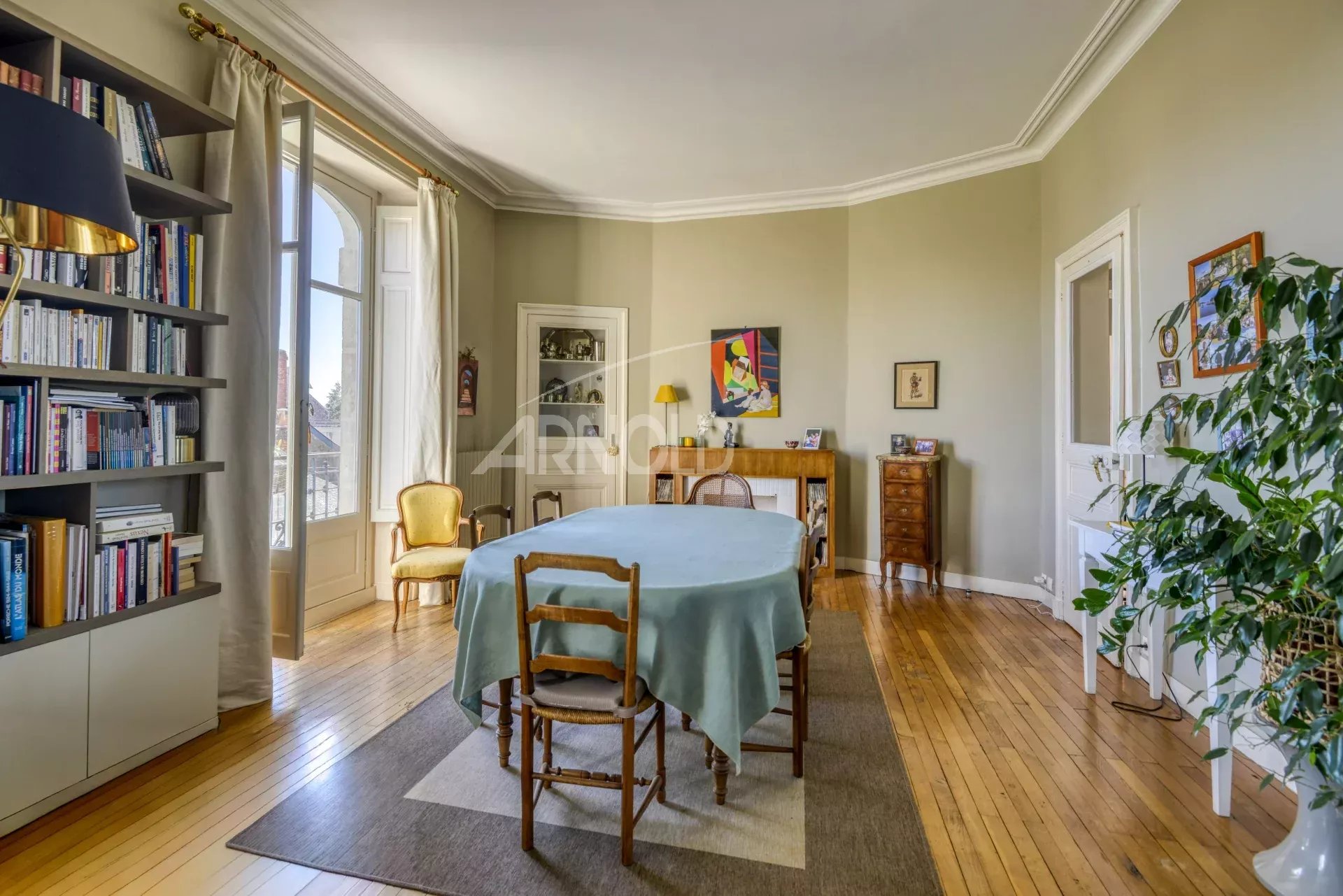6-room apartment in Nantes Interior of a 6-room apartment in Nantes with a large, bright living room and an office.