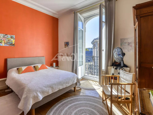 Room in a 6-room apartment in Nantes with balcony and warm decor.