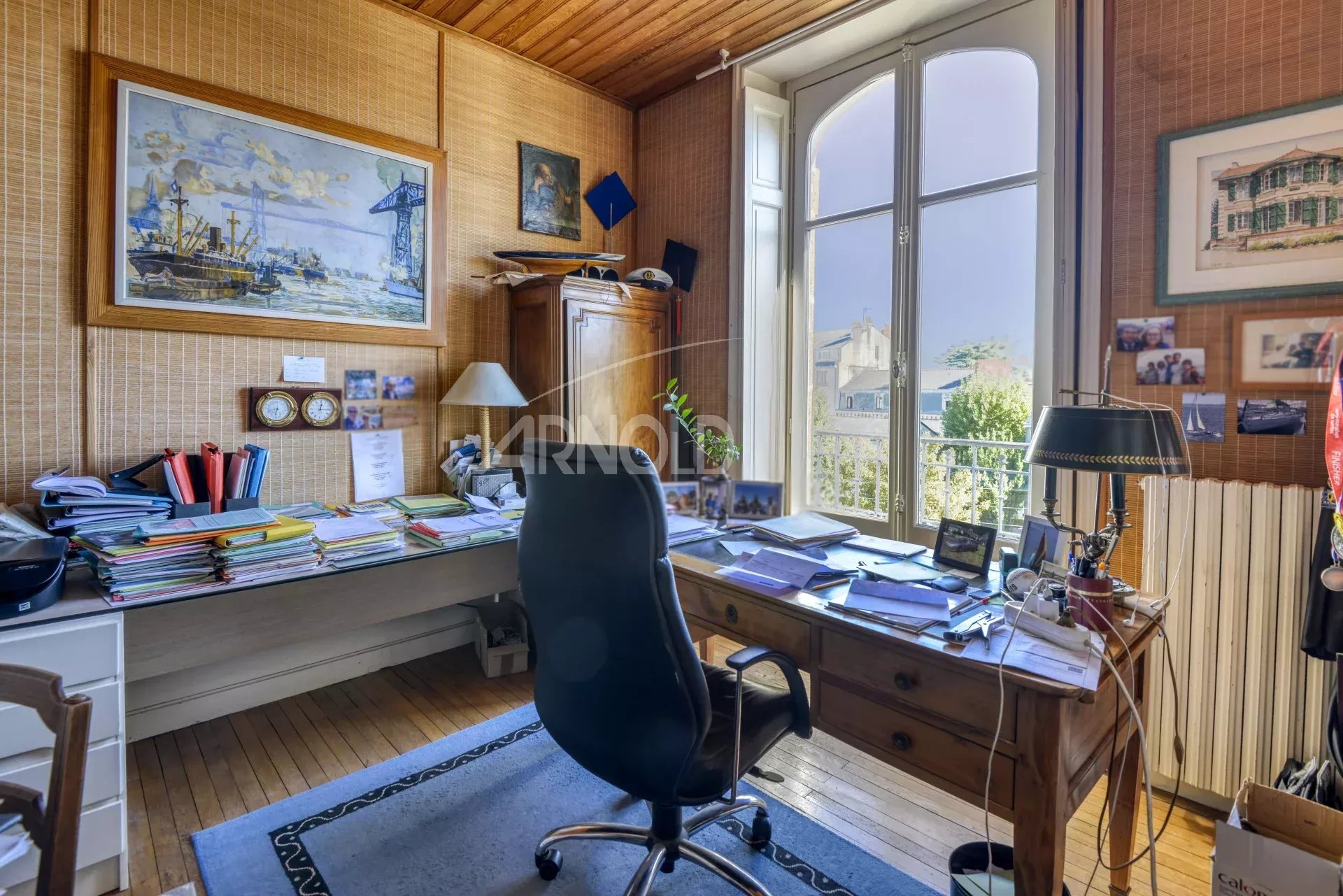 Office in a 6-room apartment in Nantes Bright office with a wooden desk and windows overlooking a private passage in Nantes.