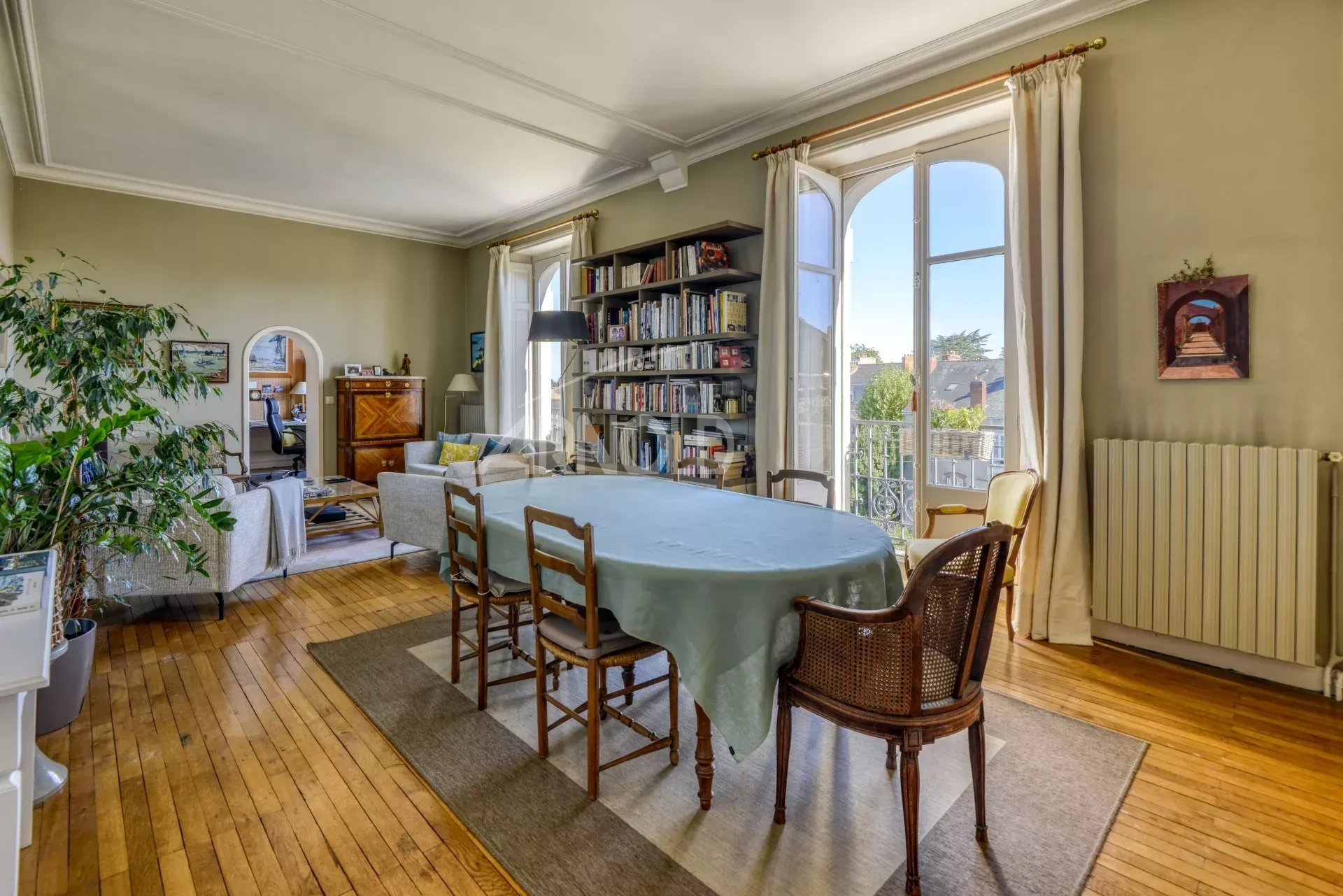 6-room apartment in Nantes Interior of a 6-room apartment with a bright dining room and library, located in Nantes.