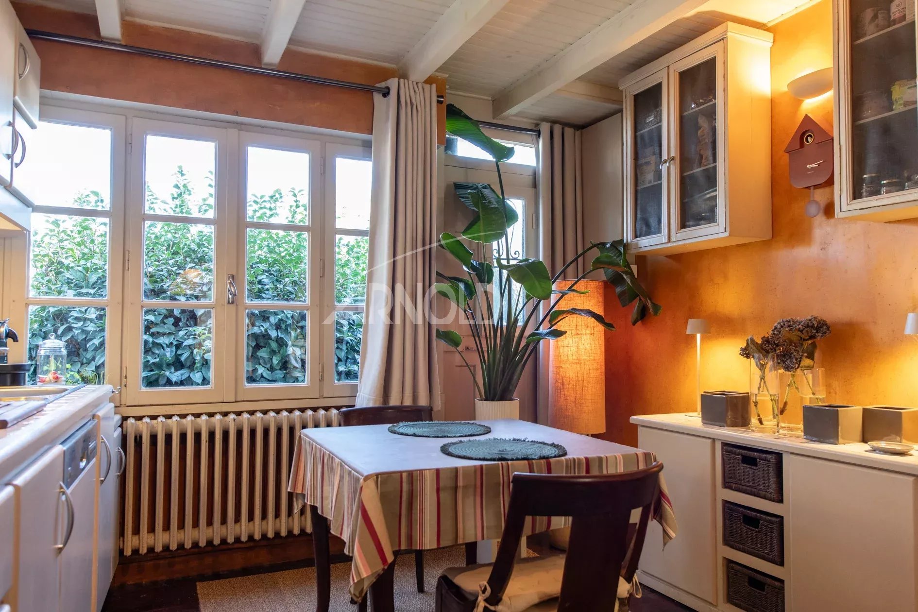 Cuisine d’une maison à Belz Intérieur d'une cuisine chaleureuse avec table à manger et plantes, maison à Belz.