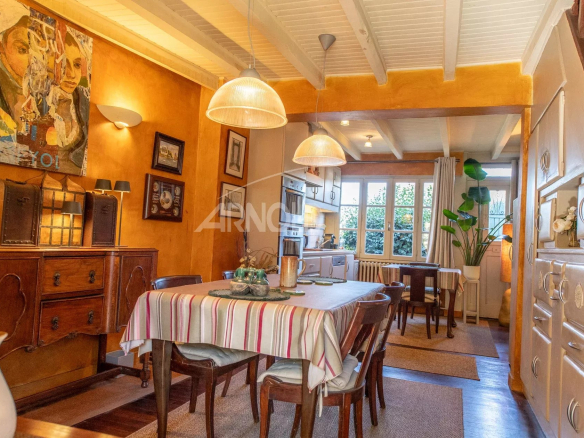 Intérieur d'une maison de charme à Belz avec salle à manger et décoration chaleureuse.
