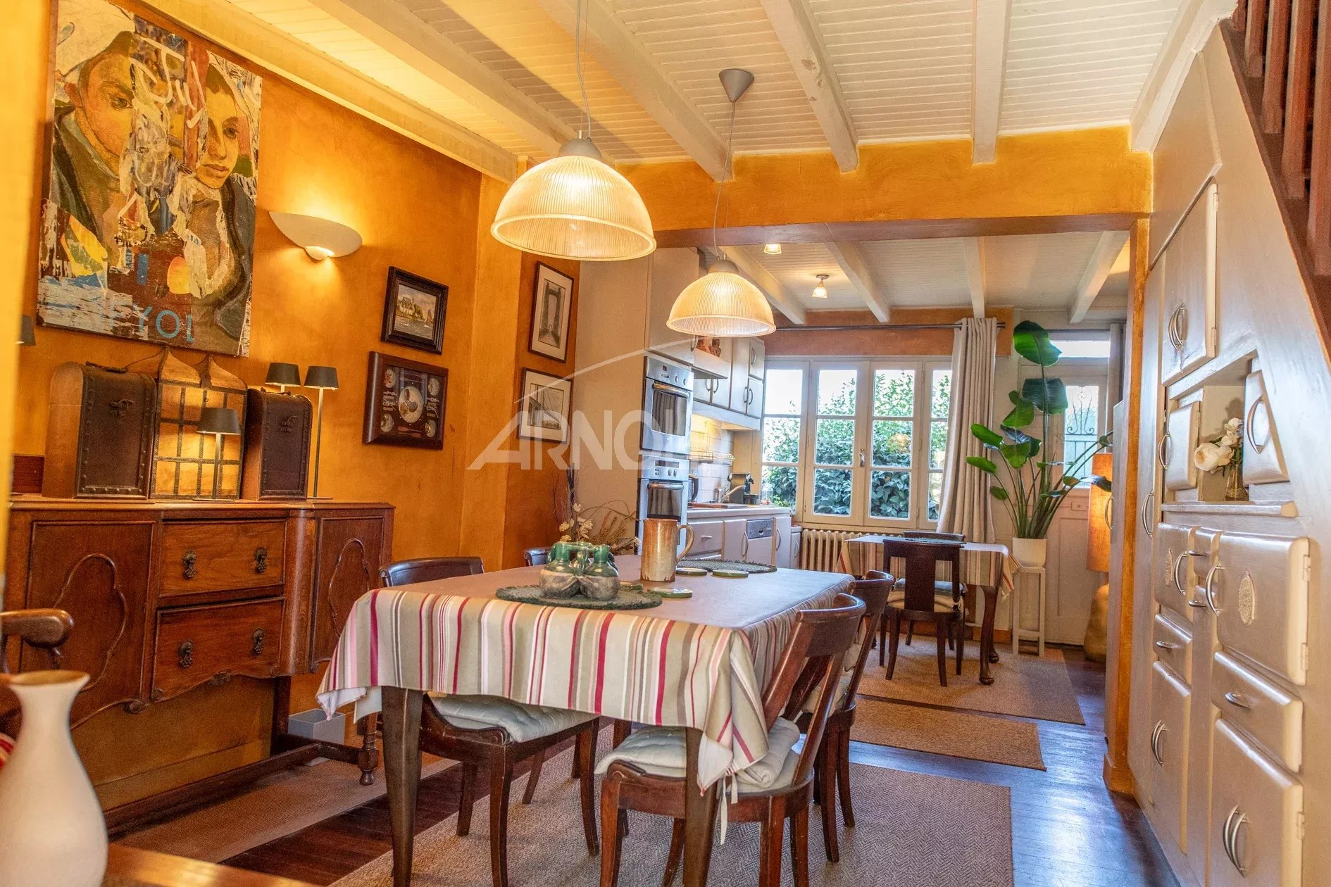 Salle à manger d’une maison à Belz Intérieur d'une maison de charme à Belz avec salle à manger et décoration chaleureuse.