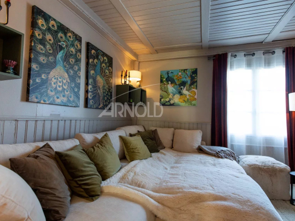 Intérieur d'une maison de charme à Belz avec un salon confortable et des œuvres d'art aux murs.