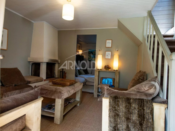 Intérieur d'une maison de charme à Belz, avec salon confortable et cheminée.