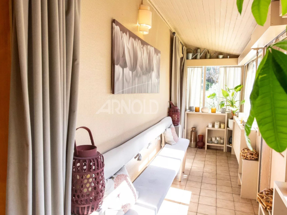 Intérieur lumineux d'une maison de charme avec banc et décoration sobre à Belz.