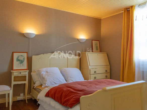 Chambre d'une maison de charme à Belz avec lit et décoration vintage.