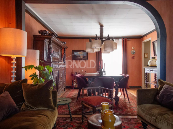 Intérieur d'une maison de charme à Belz, avec salon et mobilier ancien.