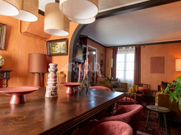 Intérieur d'une maison de charme à Belz avec salon et décoration chaleureuse.