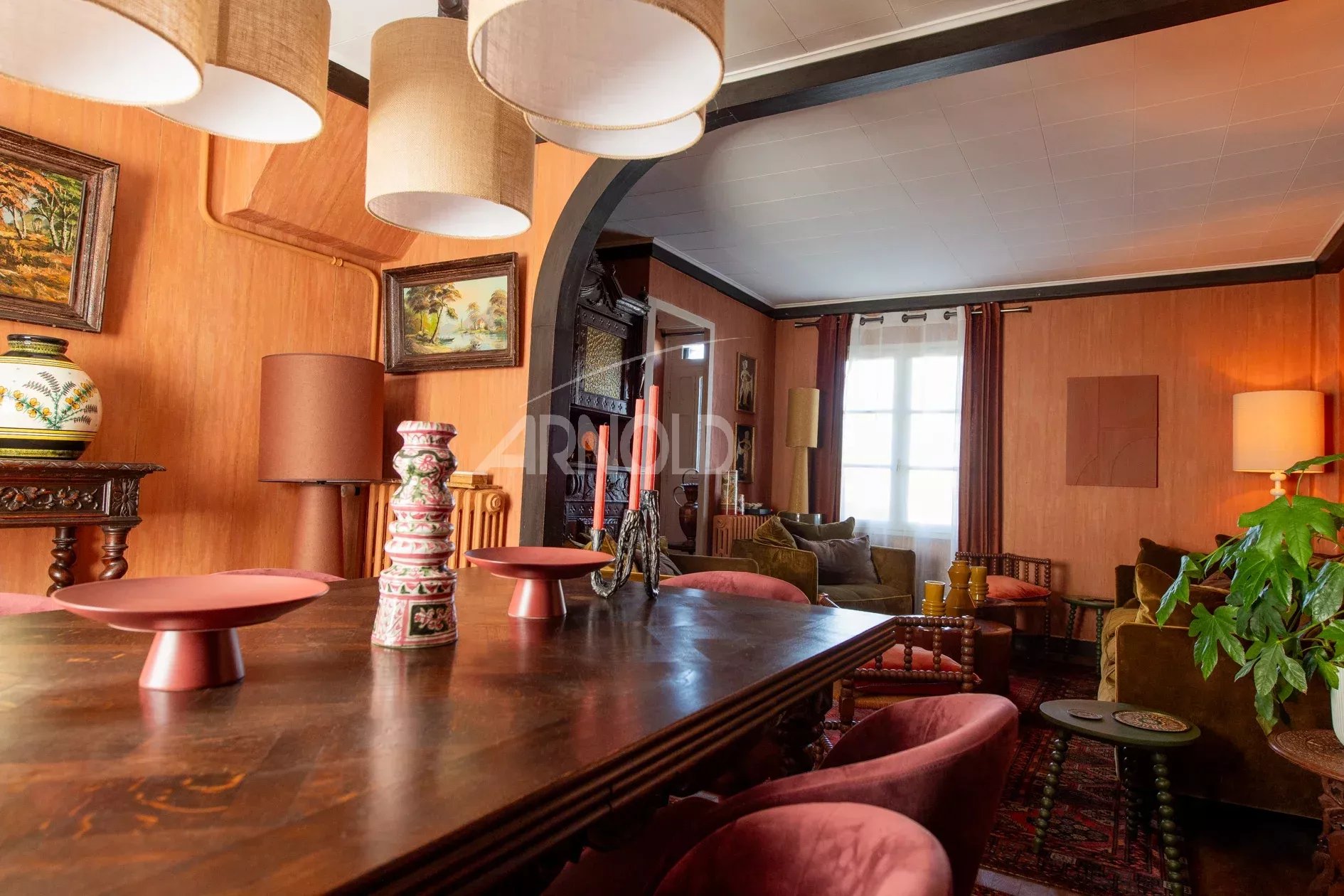 Intérieur d’une maison de charme à Belz Intérieur d'une maison de charme à Belz avec salon et décoration chaleureuse.