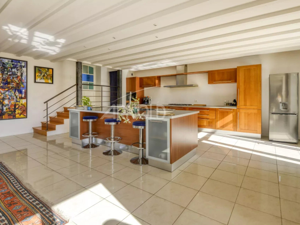 Cuisine moderne et spacieuse avec îlot central dans une propriété rénovée au Pellerin.