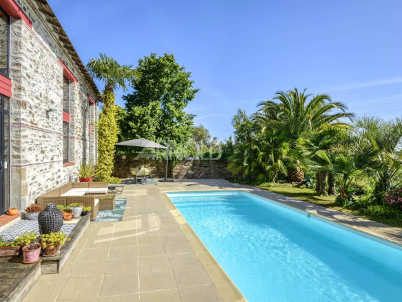 Propriété avec piscine et jardin luxuriant au Pellerin, France.
