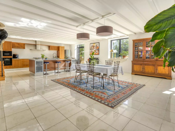 Intérieur d'une propriété rénovée avec cuisine moderne et salle à manger spacieuse au Pellerin.