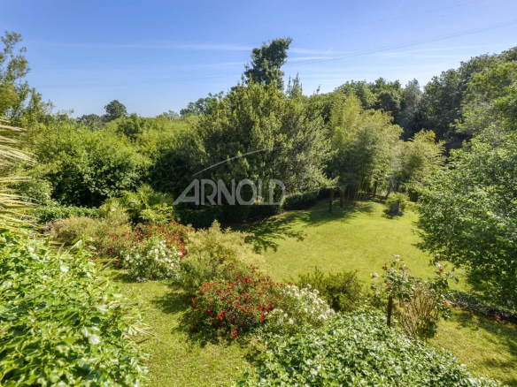 Jardin verdoyant avec des arbres et des fleurs, propriété au Pellerin