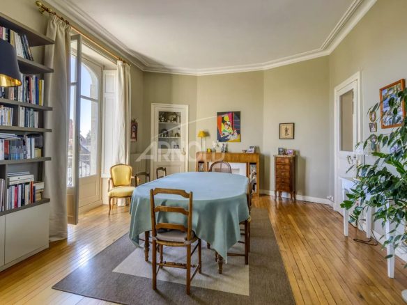 Intérieur d'un appartement T6 lumineux avec un grand salon et une table à manger, situé à Nantes.