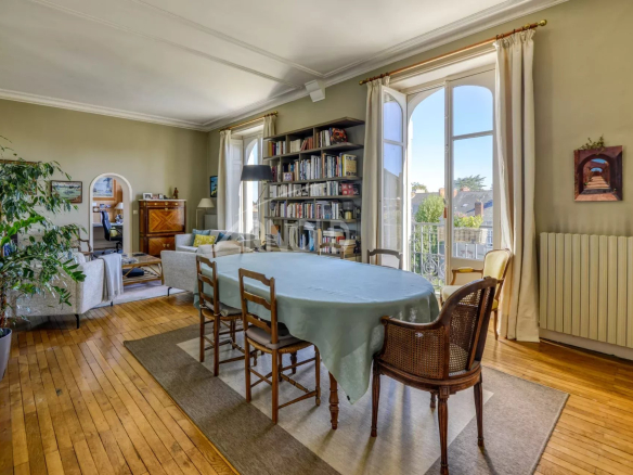 Intérieur d'un appartement T6 à Nantes avec une grande pièce de vie lumineuse et un bureau.