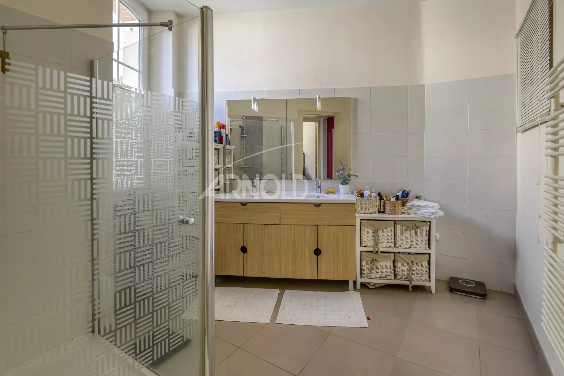 Salle de bain moderne avec douche et meuble en bois, appartement T6 à Nantes.
