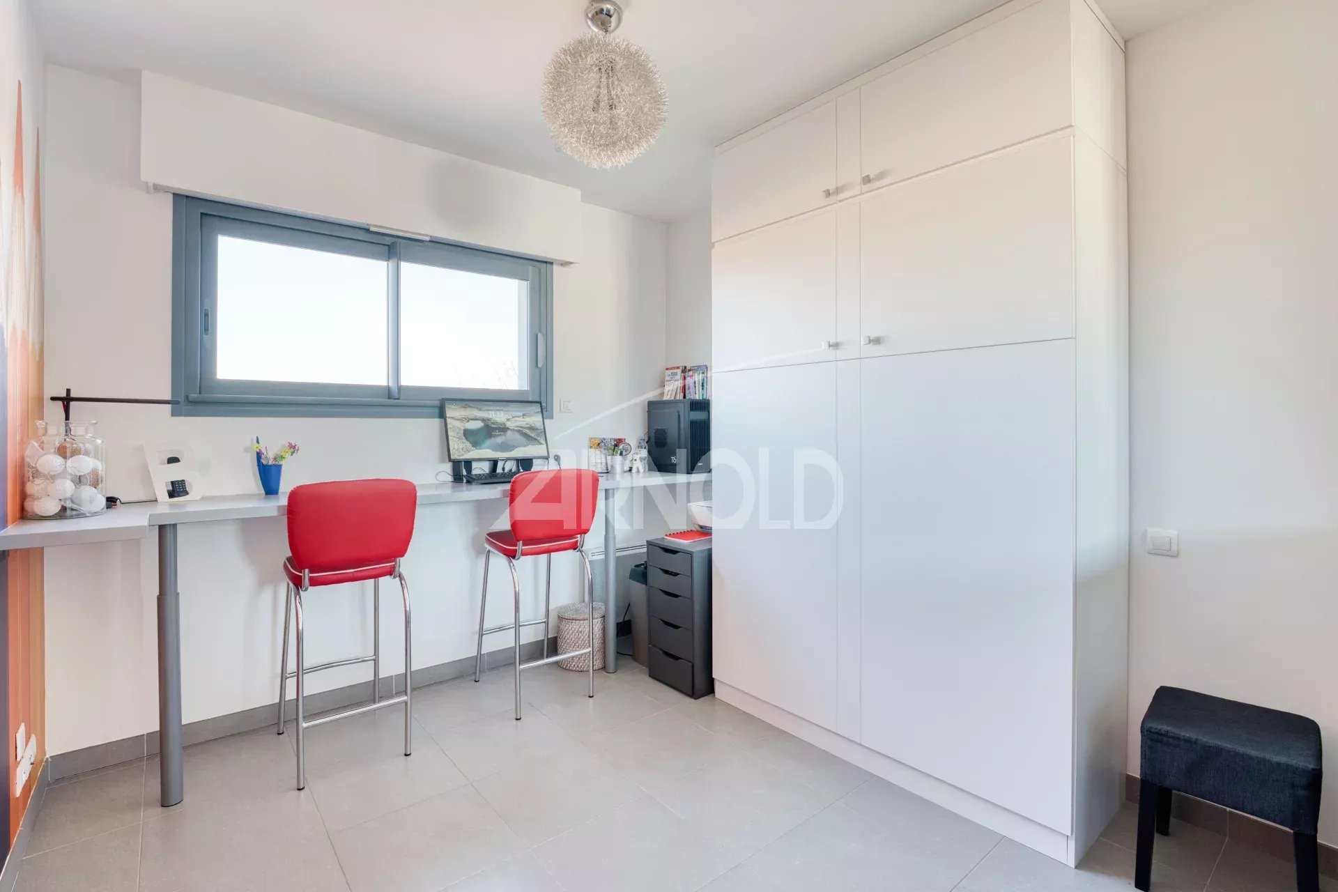 Intérieur d’une villa contemporaine Intérieur d'une villa contemporaine avec bar et chaises rouges, éclairage moderne.