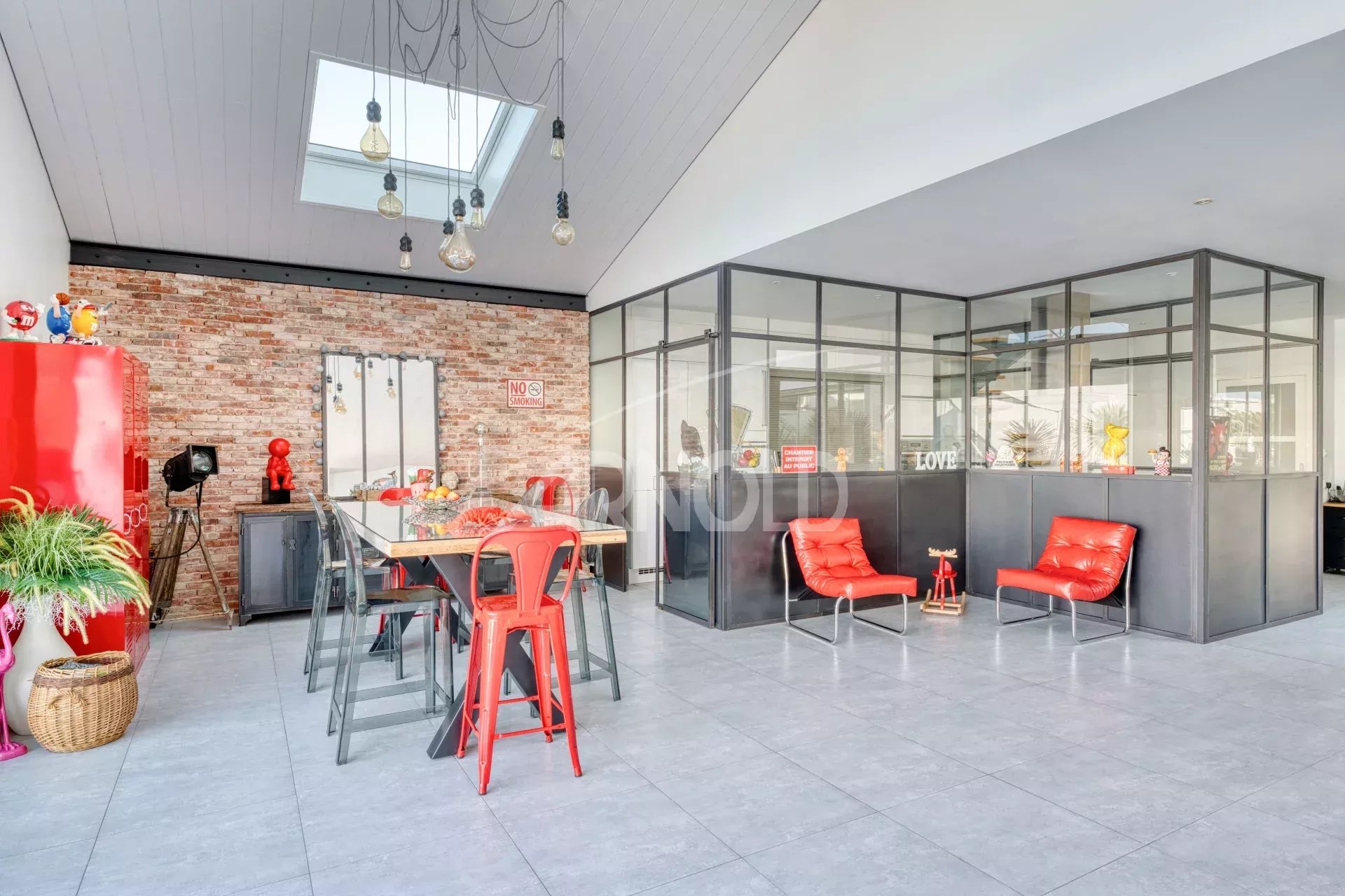 Intérieur d’une villa contemporaine à La Chaume Intérieur d'une villa contemporaine avec salle à manger et coin salon, murs en briques apparentes.