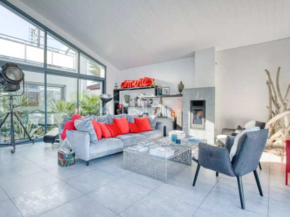 Intérieur d'une villa contemporaine avec salon lumineux et décoration moderne.
