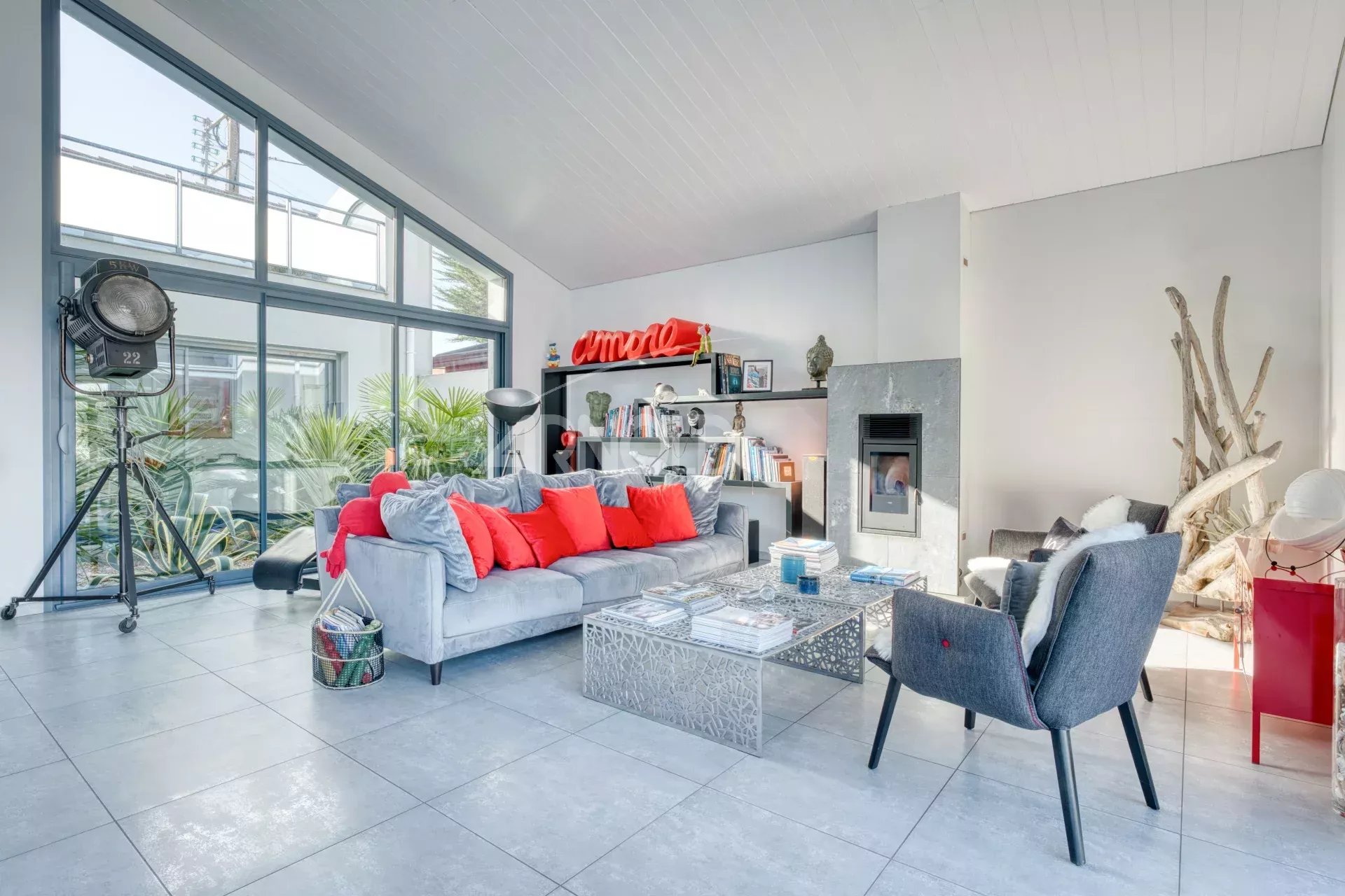 Intérieur d’une villa contemporaine à La Chaume Intérieur d'une villa contemporaine avec salon lumineux et décoration moderne.