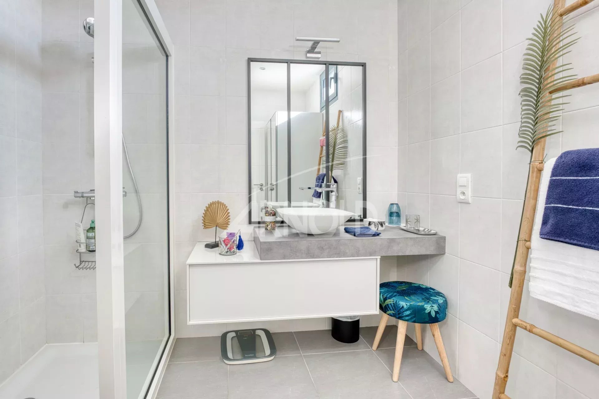 Salle de bain contemporaine Salle de bain moderne avec douche, lavabo et miroir dans une villa contemporaine.