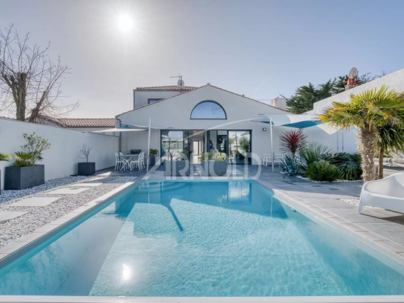 Contemporary villa with swimming pool in the historic district of La Chaume, Les Sables-d'Olonne.