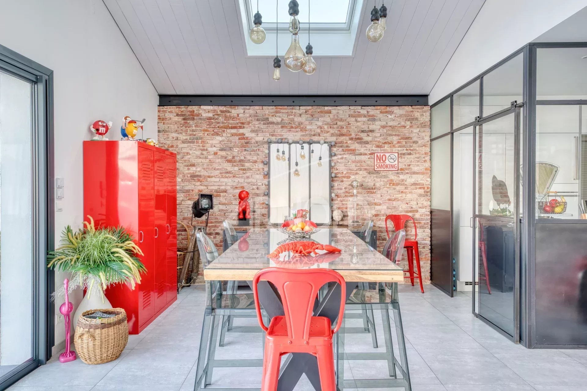 Intérieur d’une villa contemporaine à La Chaume Intérieur d'une villa contemporaine avec une grande table et des chaises rouges, éclairage moderne.